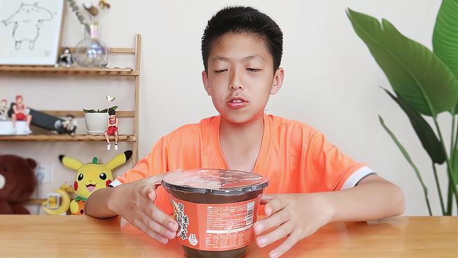 梁东海终于更新了!来到我姐的工作室,偷吃阿鱼酱的自热臭豆腐