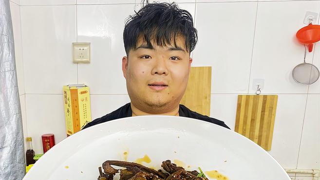 88一排鸭锁骨,吃酱香鸭锁骨,配上小酒,一人我饮酒醉,鲜香味美