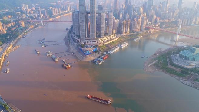 重庆朝天门两江交汇现最大“鸳鸯锅”!“浑汤”原因揭秘