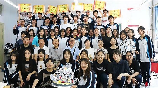 辉煌始于足下!德州实验高中毕业班师生蛋糕上排排站