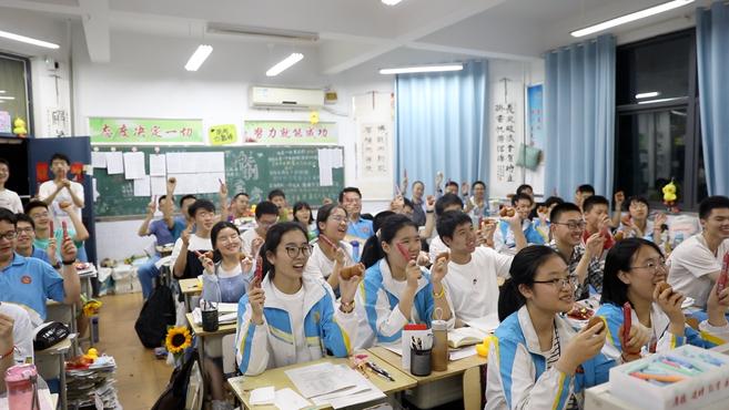 高三班主任妻子每周给学生送茶叶蛋,最后一堂晚自习终于见面