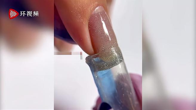 俄罗斯美甲店把活鱼嵌入美甲 被动物保护组织骂愚蠢