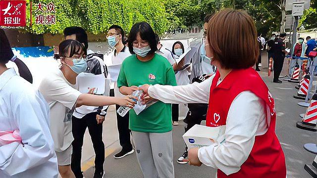 蹲点影记丨他们是考场外忙碌的“红马甲”,点的冷面成了“热汤面”