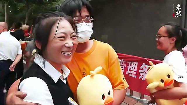 果然视频|济南这群考生结束高考,全班喜获超萌“加油鸭”!