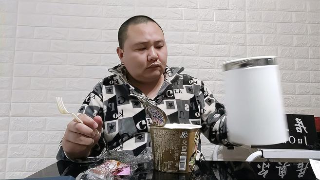 夜宵品测统一酸豆角方便面怎么煮好吃