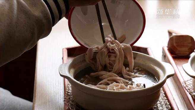 小康中国 千城早餐丨天天都是吃菌时:野生菌锅米线