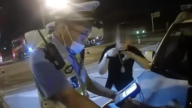 女子酒驾高速被查 直呼只喝了鸡尾酒
