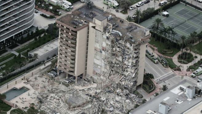 [图]航拍迈阿密坍塌大楼废墟:近百人失踪,墙体碎裂