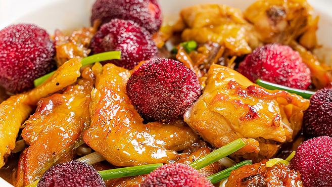 新鲜杨梅煲土鸡，鲜嫩美味够锅气！