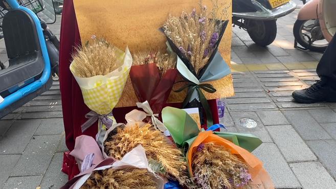 美院研究生包麦地做麦穗花毕业典礼时义卖:收益给乡村做公益