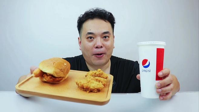 挑战一天只吃肯德基半价汉堡! 饿霸堡 鳕鱼堡 鸡腿堡 真过瘾!#美食创作者扶持计划# 