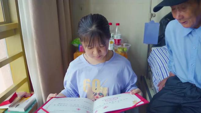 #天天正能量# 【逆风飞翔的女孩,第一份励志追梦奖学金颁给她】先天成骨不全,湖南娄底涟源女