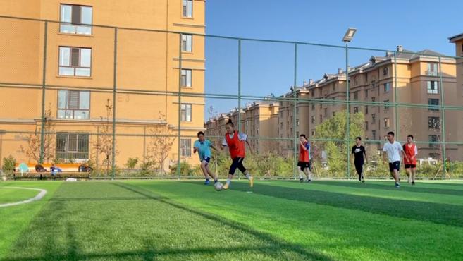 大三女生暑假培训上百名男孩踢球:曾获最佳射手,也会爱美