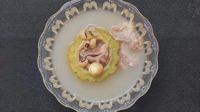 清热解暑苦瓜猪骨汤~夏天要多补充水分哦!