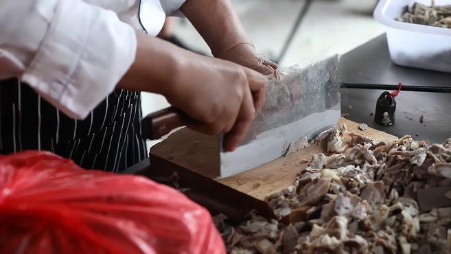 视频|大暑天山亭羊汤馆一座难求!有人排3小时队没喝上