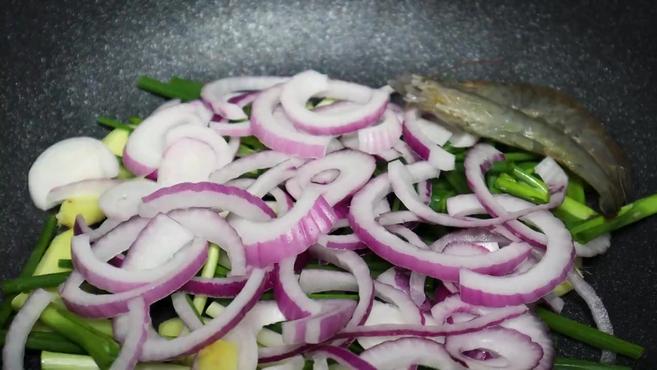 做大虾时,不要直接用水煮,教你正确做法 做大虾时,不要直接用水煮,教你正确做法,虾肉香甜鲜