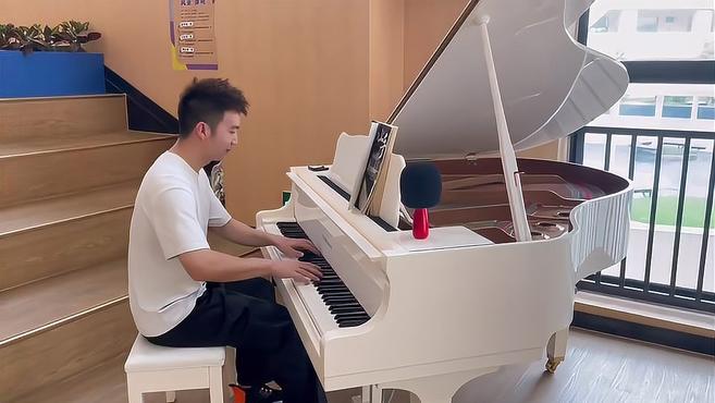 杭州安置点的日子|30年泥水匠的手摸到钢琴,音符流出的那一刻,谁说不美呢(二)