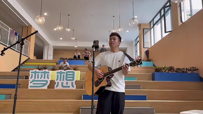 杭州安置点的日子|30年泥水匠的手摸到钢琴,音符流出的那一刻,谁说不美呢(三)