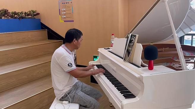 杭州安置点的日子|30年泥水匠的手摸到钢琴,音符流出的那一刻,谁说不美呢(一)