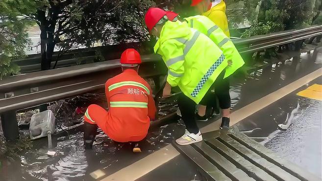 排水井堵塞,路面出现积水!金华高速紧急排水(一)