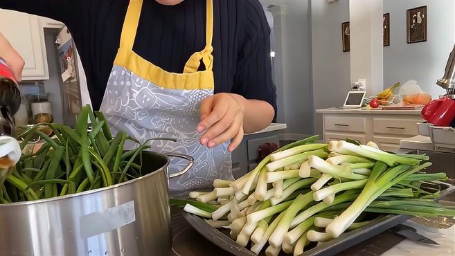 韩国美食:韩国姐姐叫你做葱泡菜,非常下饭