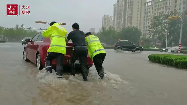 [图]视频丨实时!德州交警迅速处置,帮助车主推出抛锚车辆