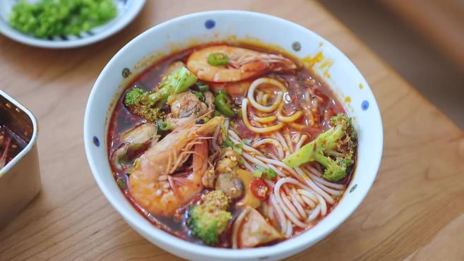 今天做个捞汁小海鲜的升级吃法,捞汁海鲜粉～冷藏过后的麻辣捞汁配上米粉真是好搭啊, 即使大热