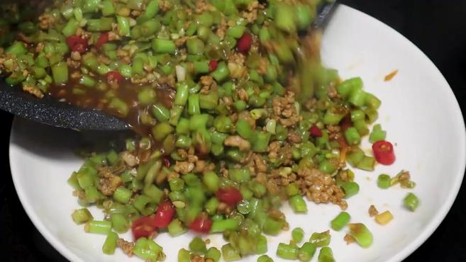 下饭神器肉末炒豆角,用料简单又开胃! 下饭神器肉末炒豆角,用料简单又开胃,拌面拌饭一级棒,
