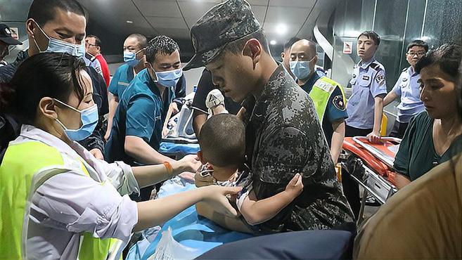 [图]《风雨中成长》:“抱起孩子时,我不再是个孩子!”