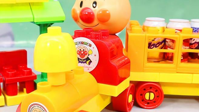 面包超人给蓝精灵送饮料,快来帮忙拼装小火车吧!