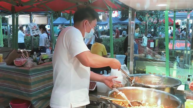 34岁研究生菜市场摆摊卖鸡爪:两次创业失败,坚信小事能做大