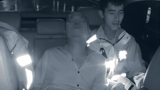 男子被押上警车了竟还唱歌,更过分的是……