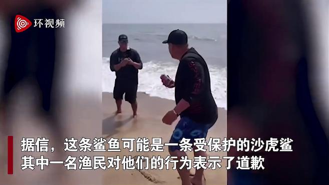 美国一伙渔民活捉鲨鱼 掰开嘴用锋利牙齿开啤酒
