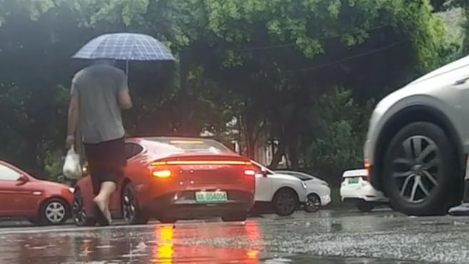 [图]30秒|降雨相伴你上班路 从昨晚到今早 成都下雨不停