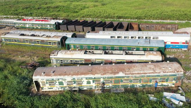 退休火车司机翻新废弃火车卖出400多辆:为后代留住时代记忆