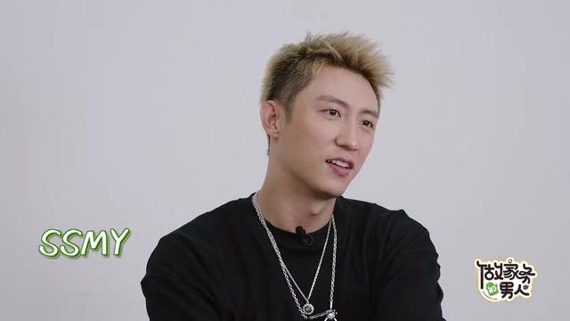 #做家务的男人#第三季@黄景瑜 看emoji猜意思能力满分,搞怪吐槽游戏「真没劲」;面对热