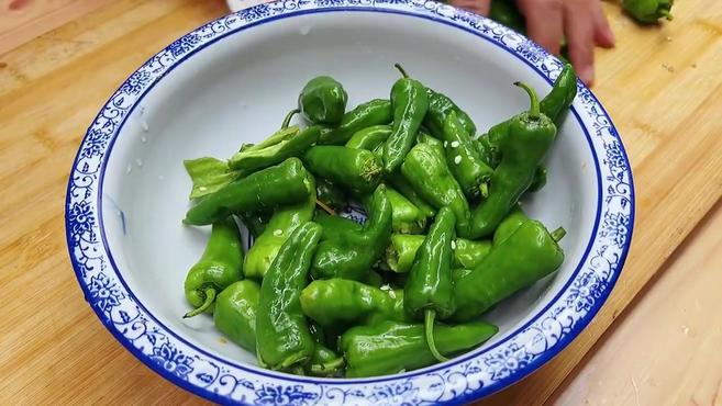 湖南下饭菜,擂辣椒炒皮蛋,好多人不知道怎么做,大厨分享详细做法(土味食堂)