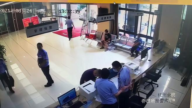 杭州一派出所接警大厅,夫妻俩放下五个沉甸甸的箱子就往外跑,民警急了!