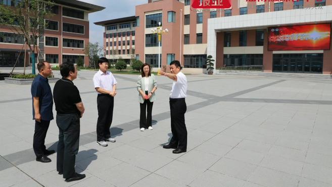 开学第一天 淄博市教育局主要负责人调研齐盛高级中学开学工作