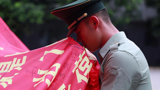 [图]退役老兵含泪别军营,高呼“若有战,召必回!”看完瞬间泪奔!