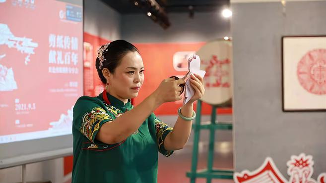 广东剪纸艺人巧施妙手 剪出红色征程画卷