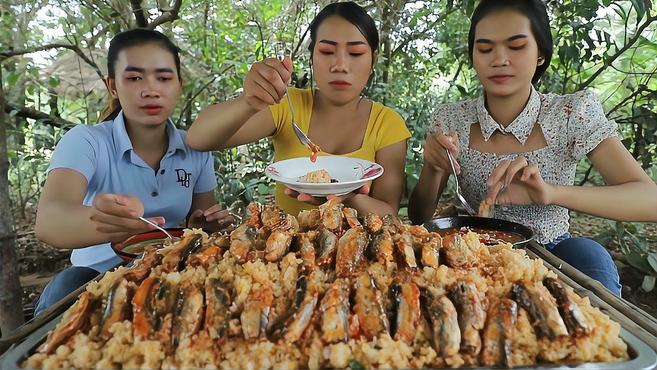 姐妹们今天吃沙丁鱼罐头,汤汁用来炒饭,姐妹们吃的真香