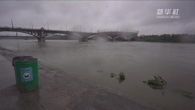 [图]大雨后华沙市民在城里看“海”