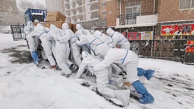 [图]逆风雪而行!17名热血青年 寒冬中最美的身影