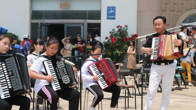 [图]手风琴大师柴文滨教学30年音乐会学生合奏《俄罗斯主题歌变奏曲》