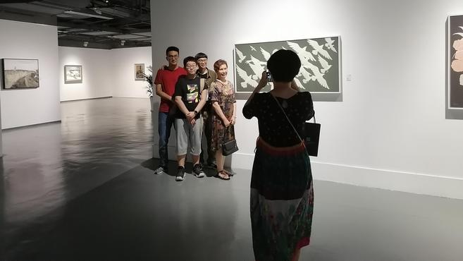 [图]30秒|艺术家与设计师联手办展,百幅画作带来视觉盛宴