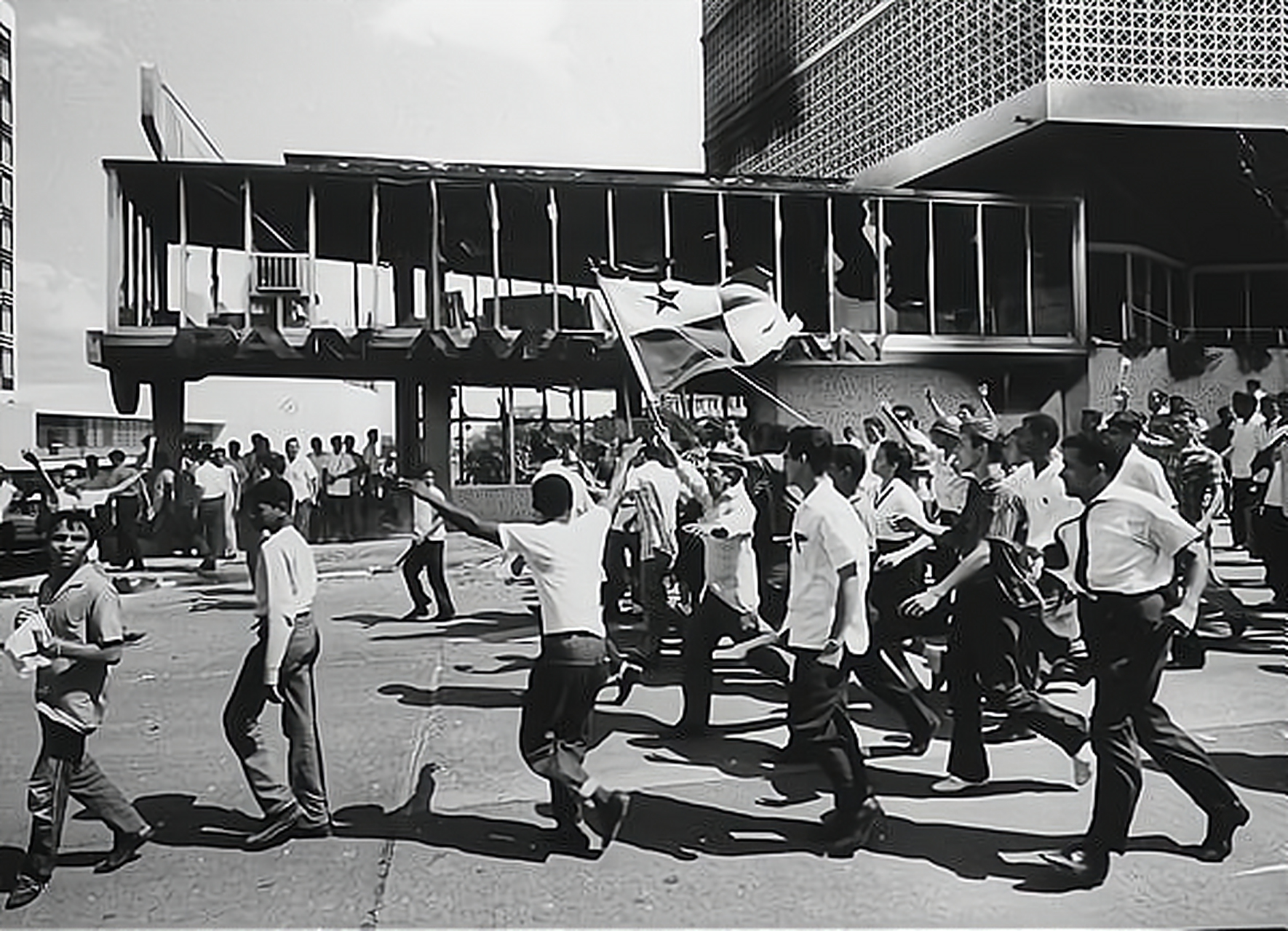 1956 年,埃及宣布收回苏伊士运河.