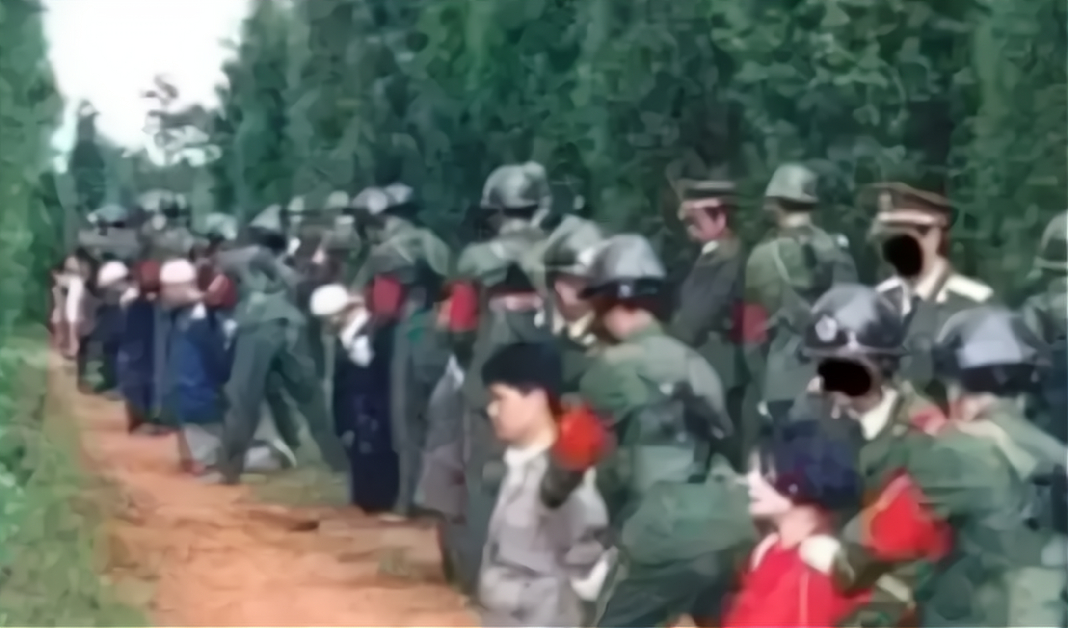 几名毒贩被验明正身准备执行枪决,其中一名身穿红裙的女毒贩更是格外