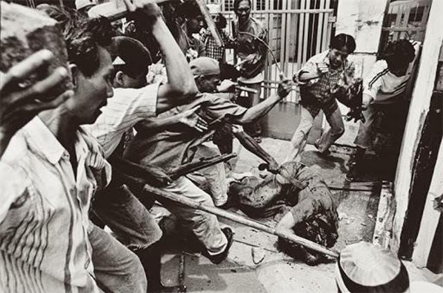 1965年印尼排华事件,30万华人遇害,我侨民头颅被挂在路旁示众