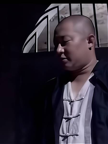 狱霸让大叔倒尿却不知大叔不好惹下秒让他直接喝尿1